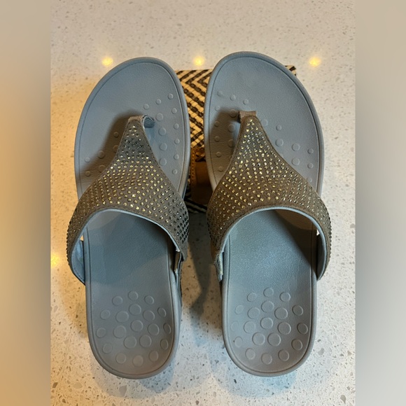 Vionic Naples Size 7 sandals - Picture 4 of 4